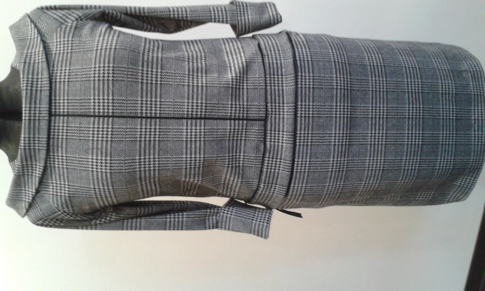 Kleid aus grau-schwarzem Karostoff mit breitem Kragen und Manschetten