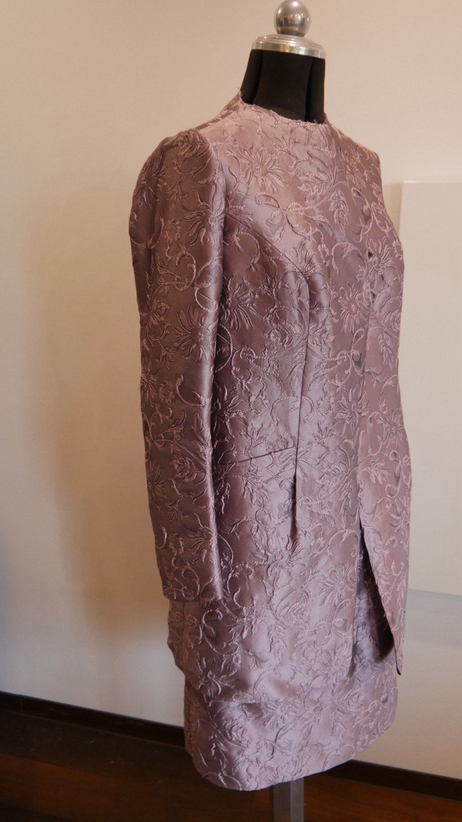 Kleid mit Mantel aus mauvefarbenem Brokat mit Blütenmuster auf einer Schneiderpuppe